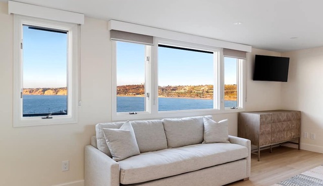 New - Modern Studio - Stunning Ocean View