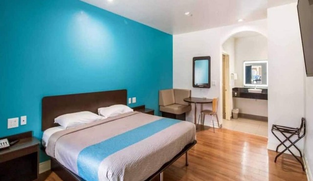 1 King Bed | Mobil Access Tub Nsmk Micfridg