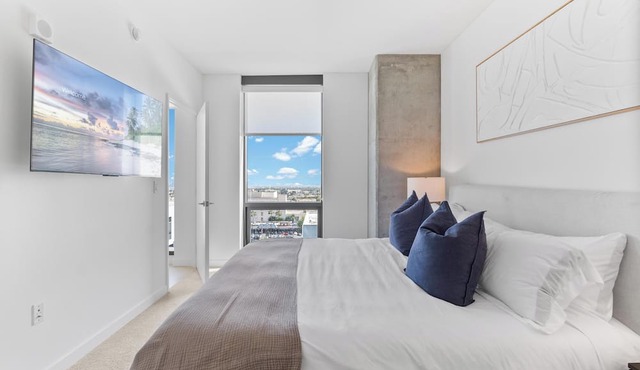 Stunning Hollywood Views: 2BR Steps from Walk of Fame + Rooftop