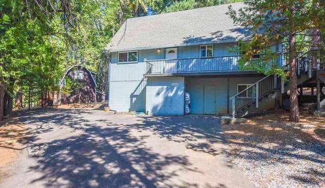Fabulous 4-bedroom, 9 bed cabin with AC and games basement in charming Sonora