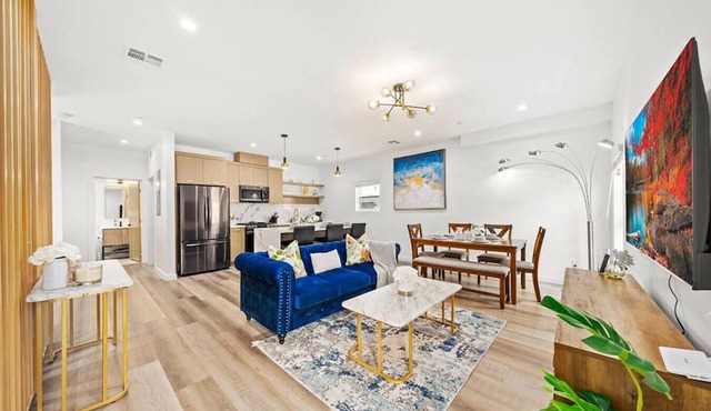 4BR/4BA Home in Los Angeles With Parking Sleeps 12