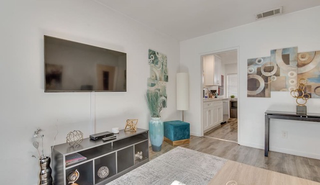 Van Nuys Abode w/Patio, 7 Mi to Universal Studios