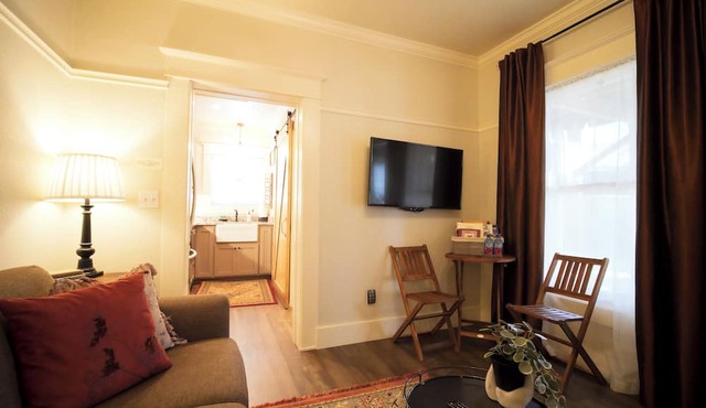 Charming 1 BR Orliena Suite in historic downtown Ashland, OR. Walk to the Oregon Shakespeare Festival, shops, and dining. Features a kitchenette, plush queen bed, and shared hot tub access. Dog friendly!