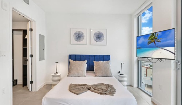 Chic Downtown Studio With Rooftop Pool and Gym
