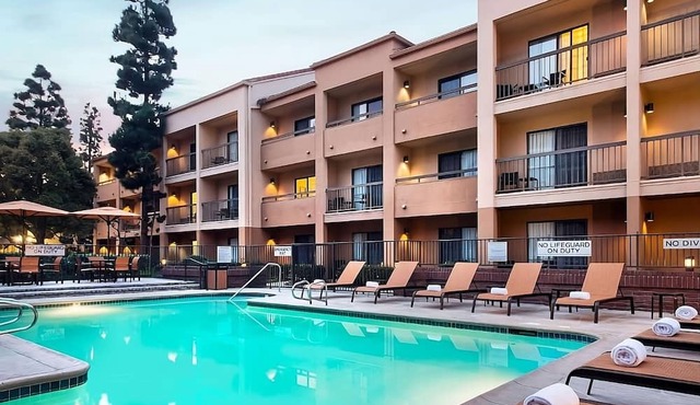 2 Spacious Rooms Near Dignity Health Sports Park – Ideal for Sports Fans