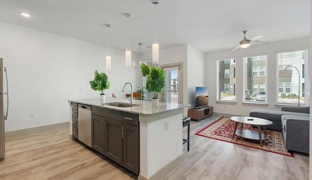 Luxury 1BD/1BA Near The Airport 5953