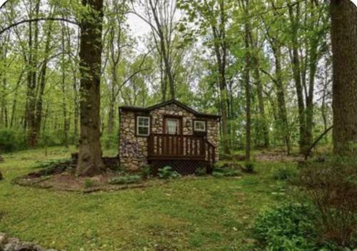 Fairyland Tiny Cottage on 6 Wooded Acres