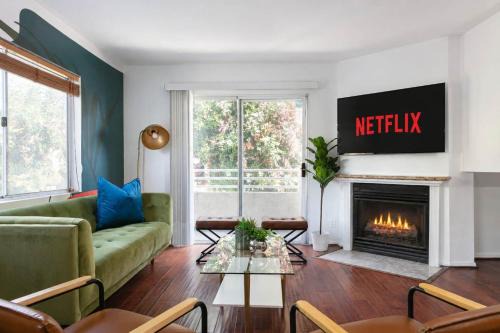 Upscale 4BR Urban Townhome I Sleeps 10