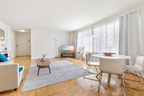 Walk to The Grove - Spacious 2BR 2BA Parking