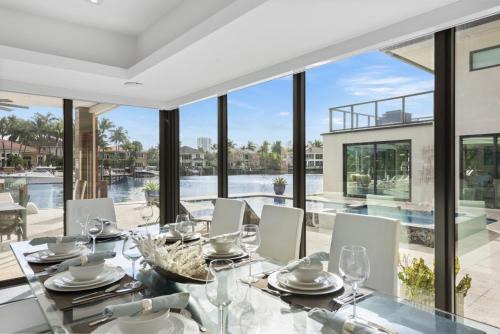 Modern 5-Bedroom Waterfront Villa with Private Pool, Dock, and Jacuzzi in Hollywood
