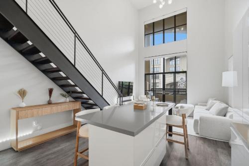 Modern Luxury Loft facing Santana Row w/Balcony