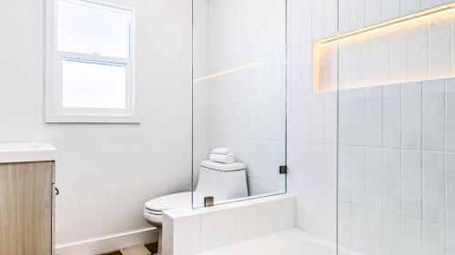 Modern 5BR Mid-City Retreat