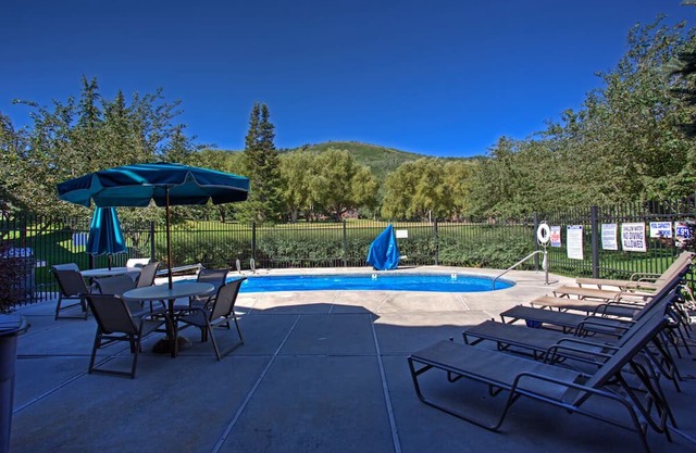All Seasons Condo -Sleeps 6 - 2 King beds!