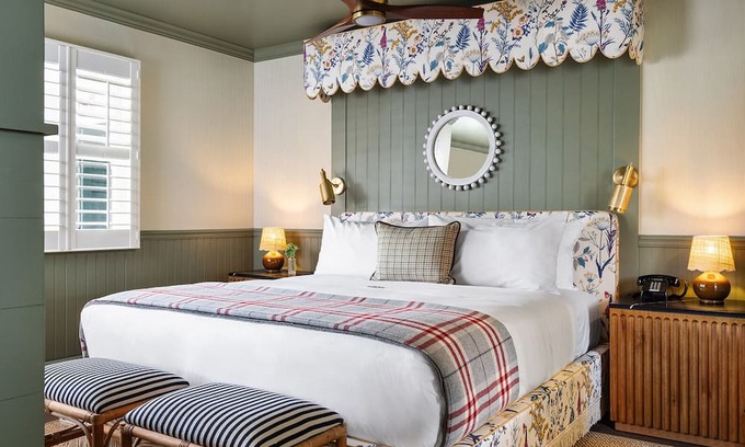 Northeast Carmel House | Free Bfast, Pets Allowed, 3 Suites Double Fireplace at Le Petit Pali at 8th Ave!